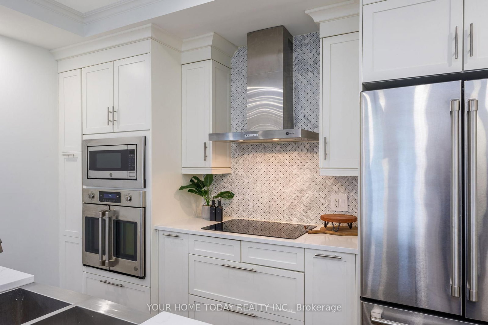 Detached House for sale at 15 Queen Street, Halton Hills, Ontario, L7G 2E3 - Georgetown - MLS: W12803504