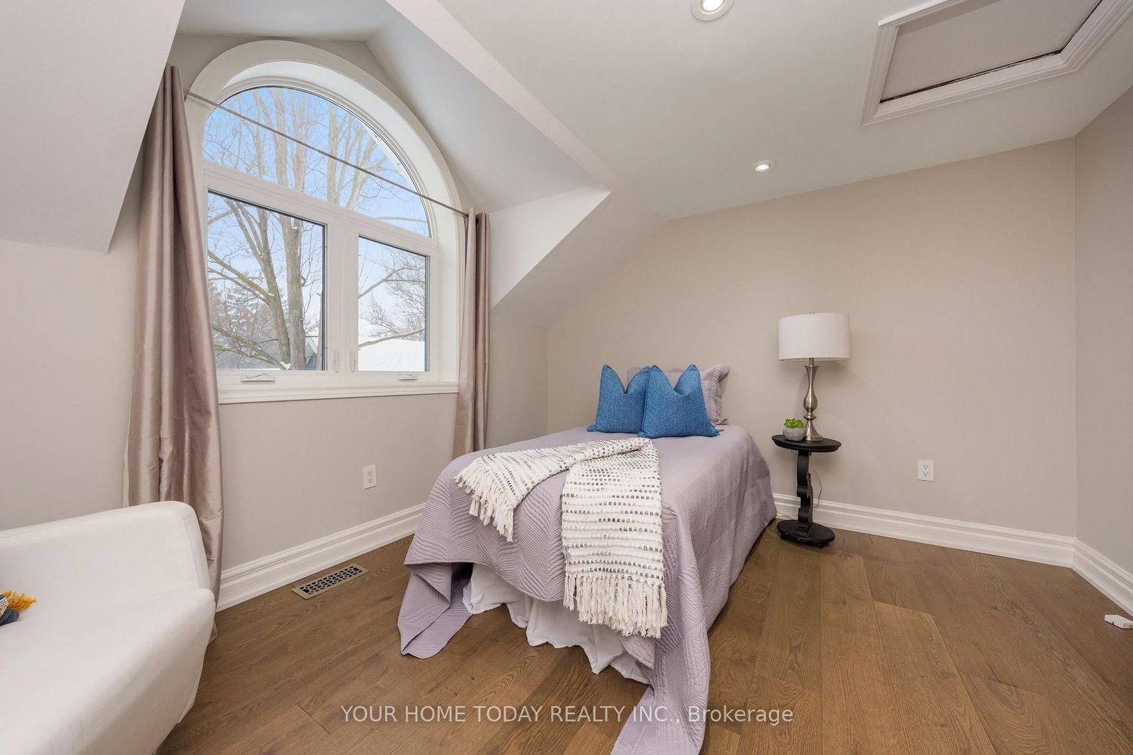 Detached House for sale at 15 Queen Street, Halton Hills, Ontario, L7G 2E3 - Georgetown - MLS: W12803504