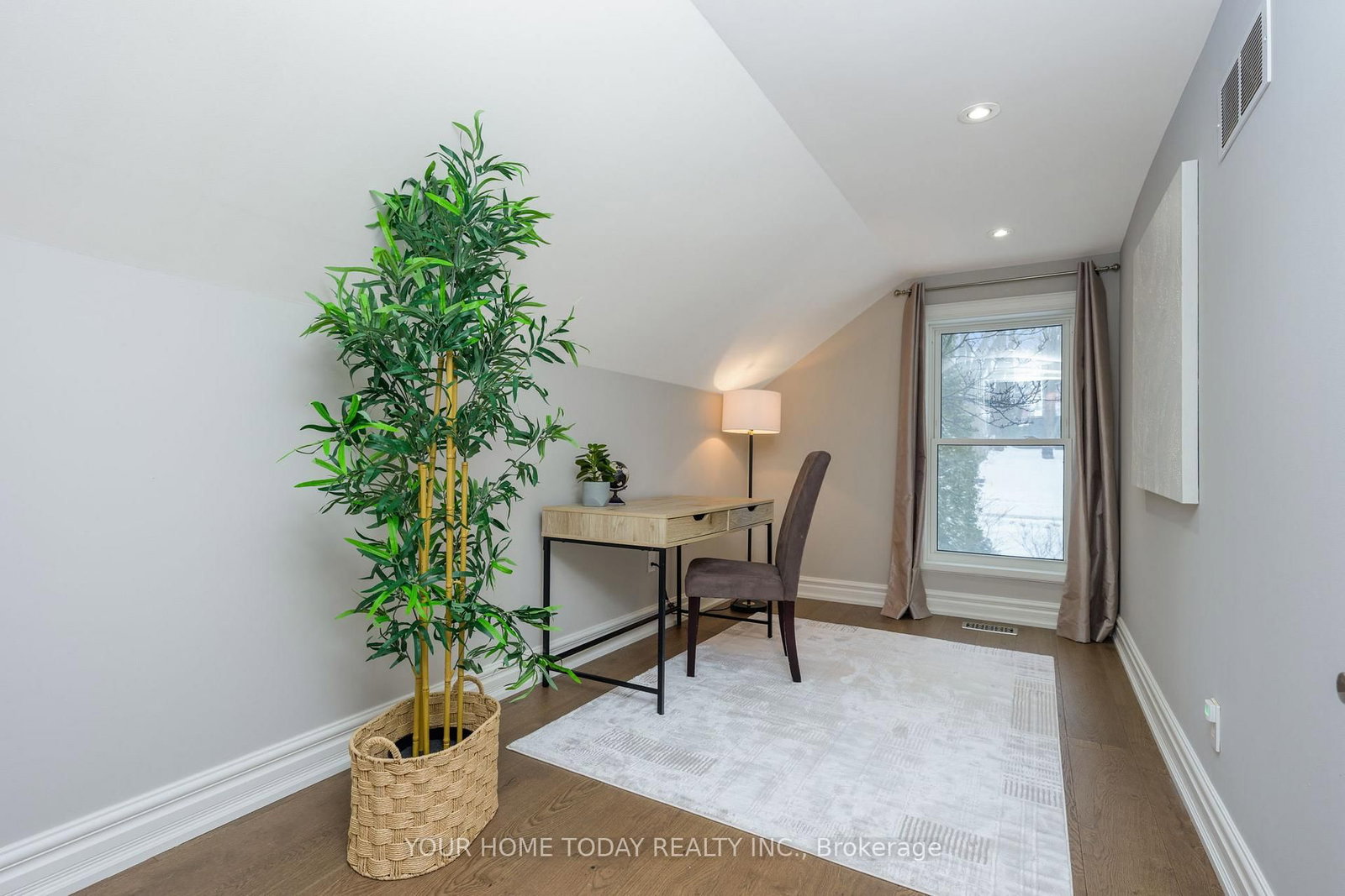 Detached House for sale at 15 Queen Street, Halton Hills, Ontario, L7G 2E3 - Georgetown - MLS: W12803504