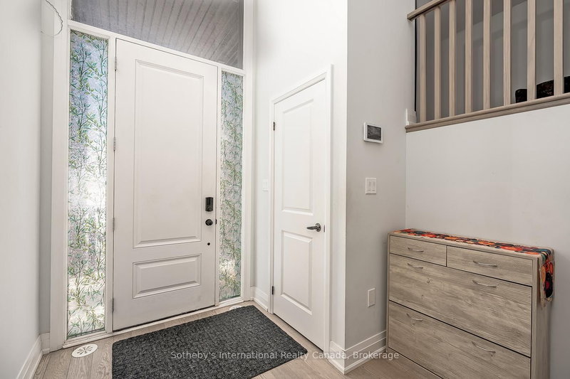 1492 Yellow Rose Circ, Oakville, L6M 4G3 | Image 2