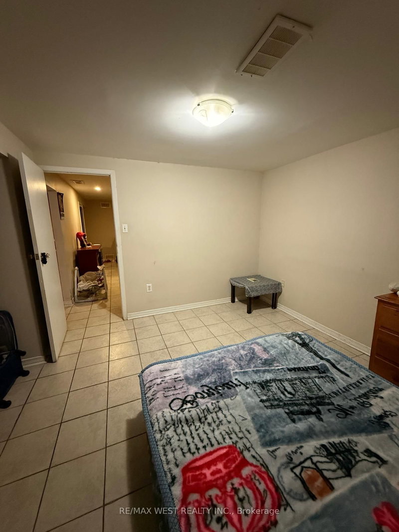 Bsmt - 49 Sandmere Ave, Brampton, L6Z 4A2 | Image 2