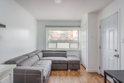 3263 Lake Shore Boulevard W — more photos