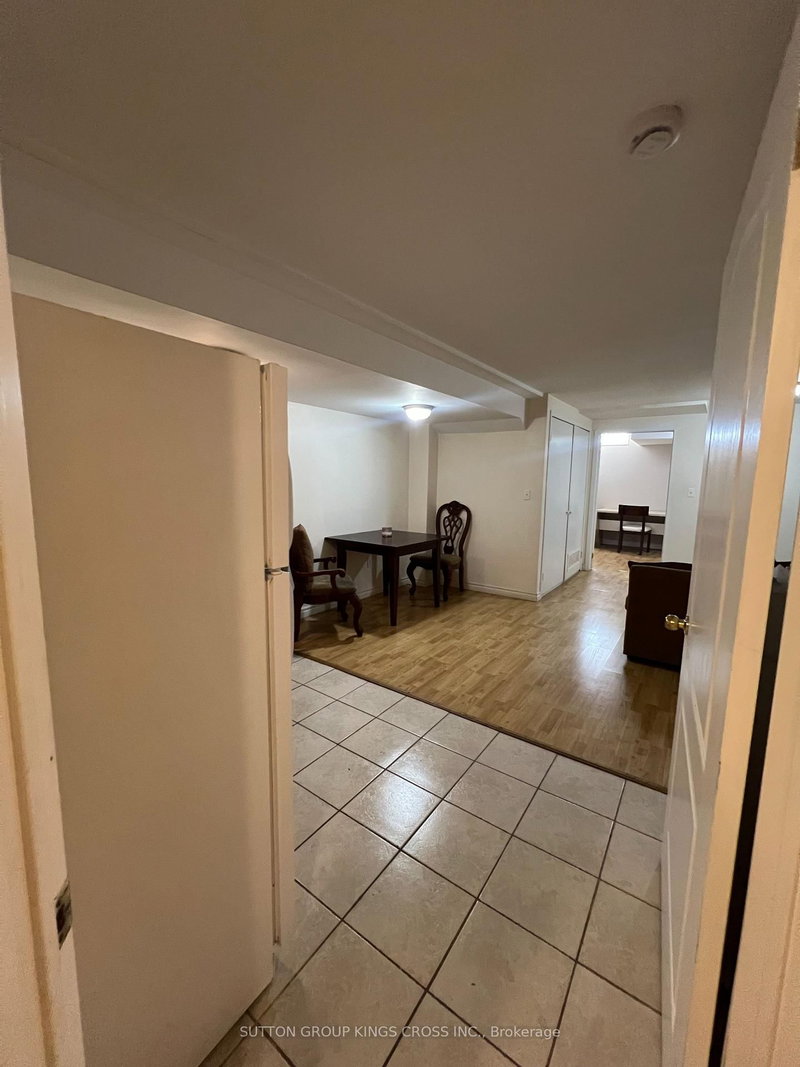 BSMT - 794 Khan Cres, Mississauga, L5V 2R2 | Image 2