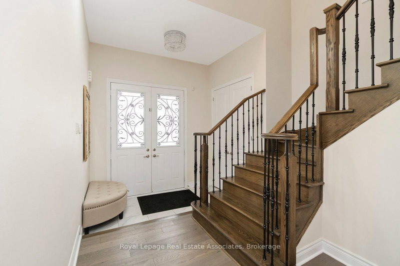 212 Niagara Tr, Halton Hills, L7G 0H9 | Image 2