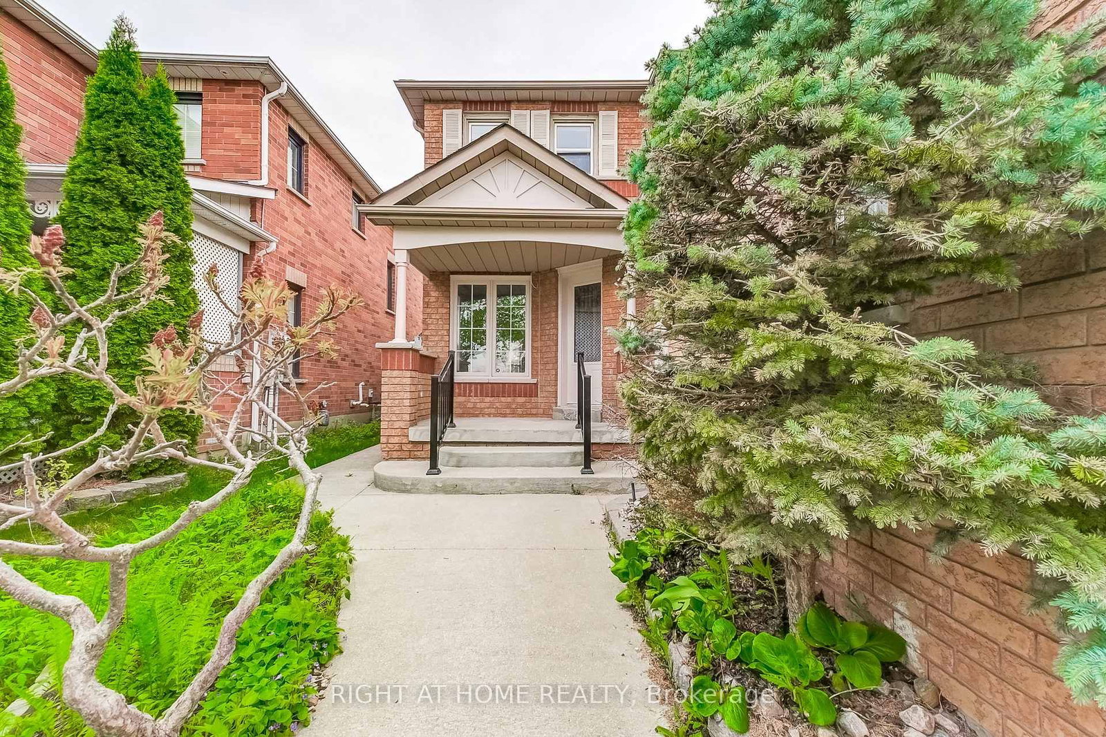 36 Mapleshade Drive W - Photo 2