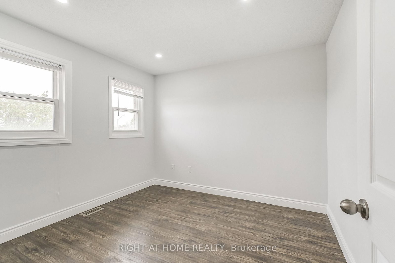 36 Mapleshade Drive W - Photo 26