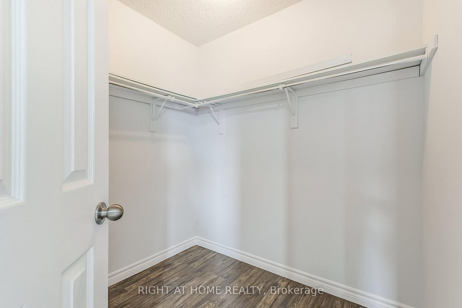 36 Mapleshade Drive W - Photo 32