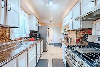 Detached House for sale at 70 Somerset Drive, Brampton, Ontario, L6Z 1C5 - Heart Lake West - MLS: W12809870