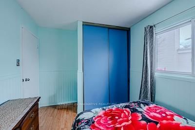 Detached House for sale at 70 Somerset Drive, Brampton, Ontario, L6Z 1C5 - Heart Lake West - MLS: W12809870