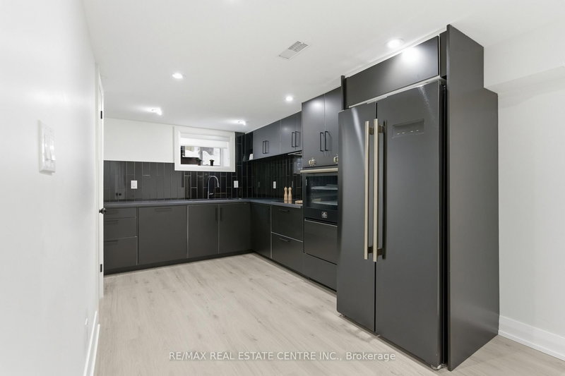 Apt B (lower) - 70 Beaverbrook Ave, Toronto, M9B 2N6 | Image 2