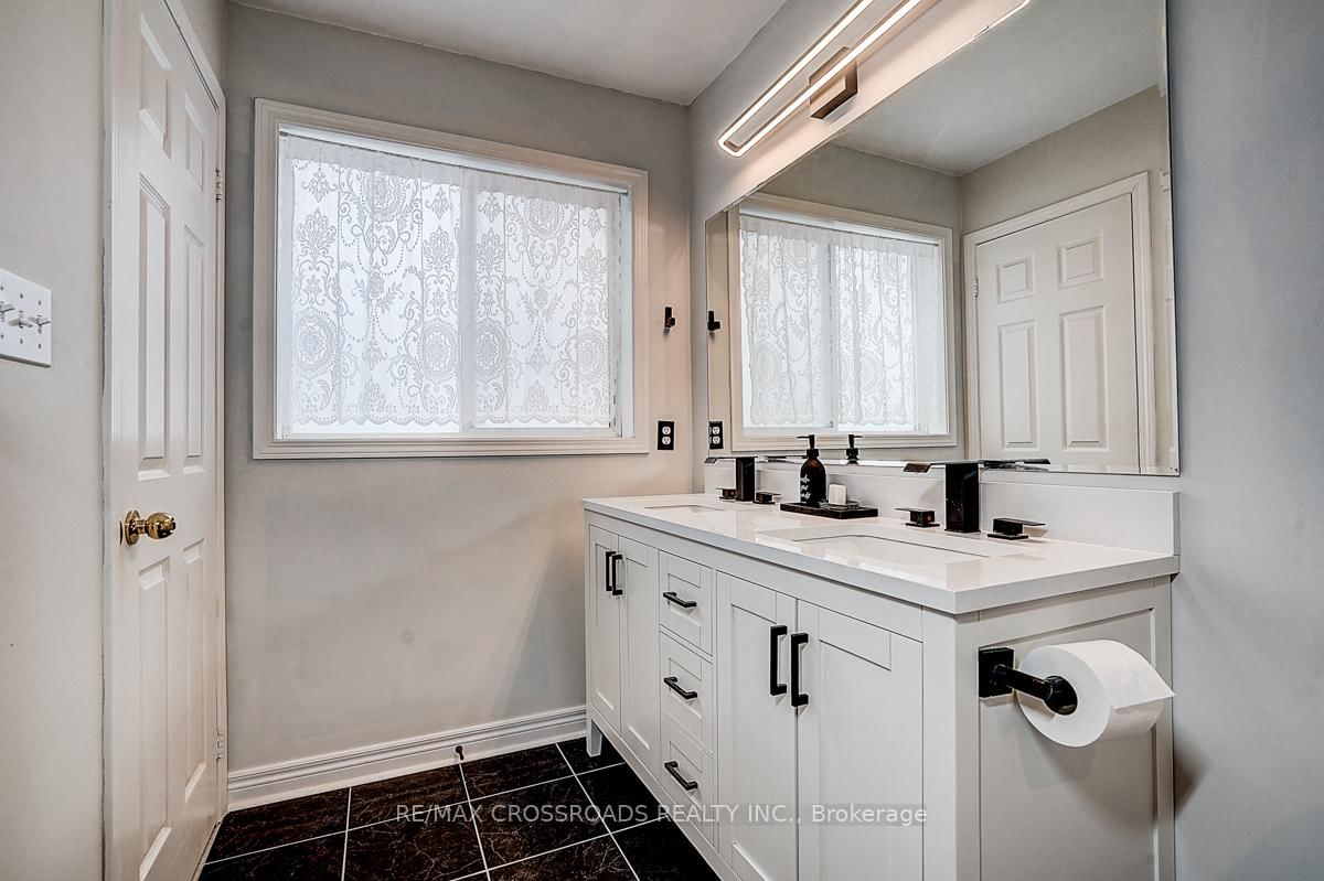 Detached House for sale at 597 Caverhill Crescent, Milton, Ontario, L9T 5K1 - Clarke - MLS: W12811442