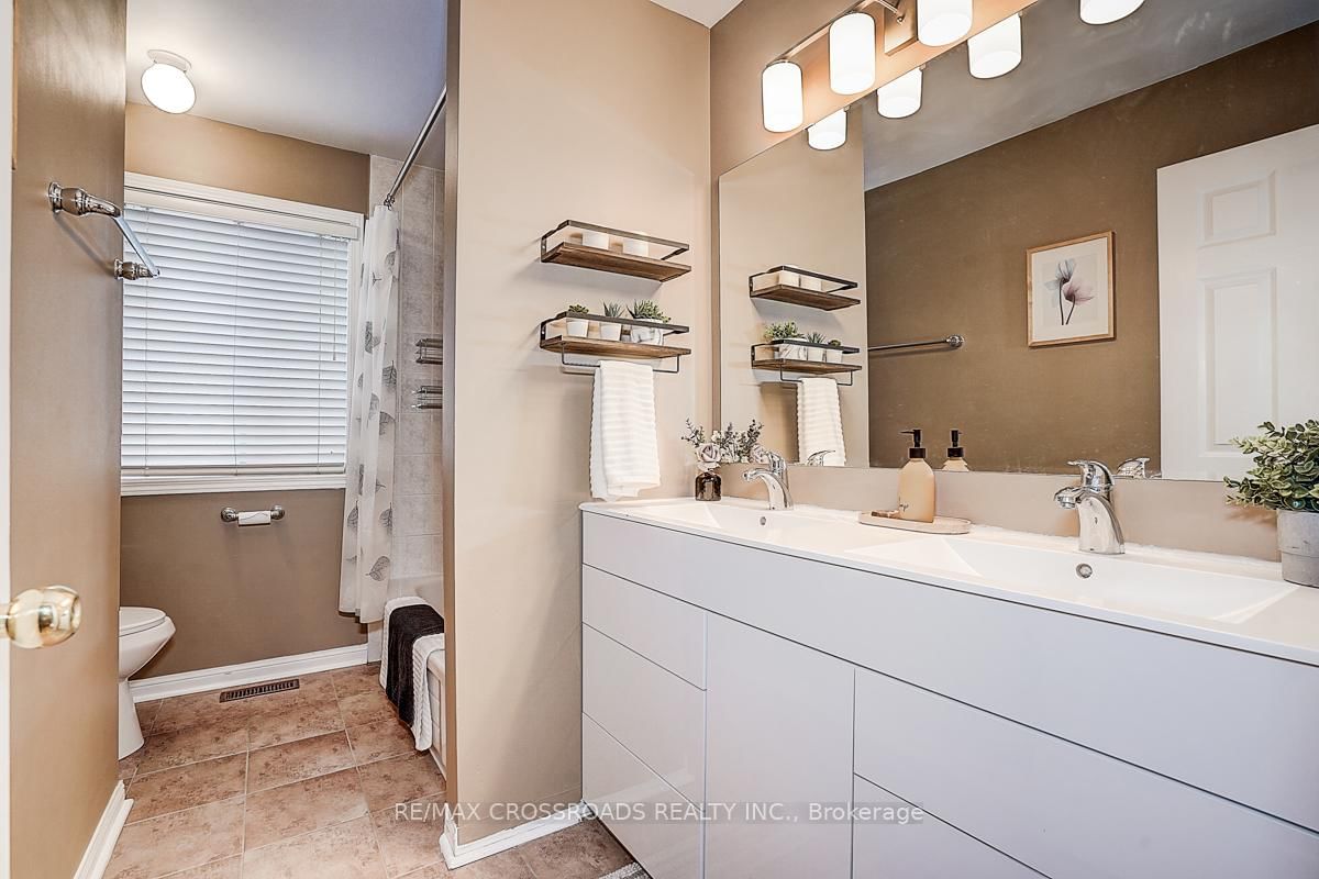 Detached House for sale at 597 Caverhill Crescent, Milton, Ontario, L9T 5K1 - Clarke - MLS: W12811442