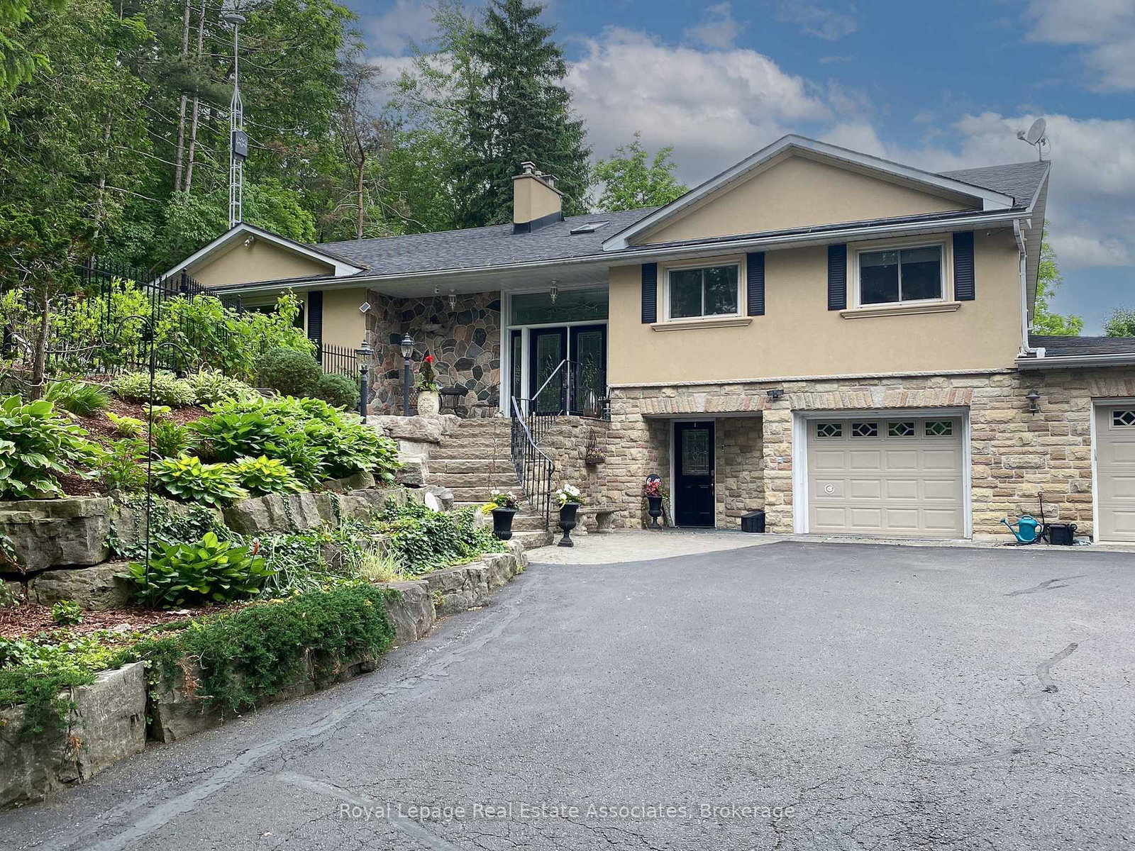 Detached House for sale at 13931 Cromar Court, Halton Hills, Ontario, L7G 4S5 - Georgetown - MLS: W12814504