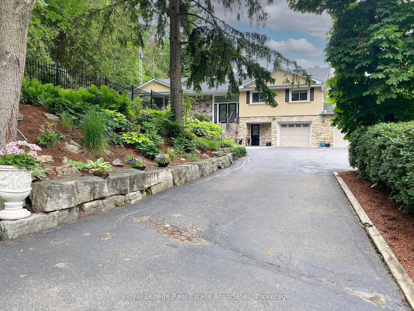 Detached House for sale at 13931 Cromar Court, Halton Hills, Ontario, L7G 4S5 - Georgetown - MLS: W12814504