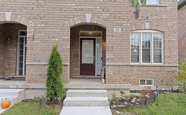 11 Thornapple Street