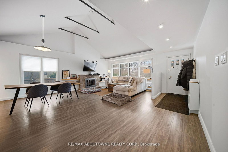 276 Lakeshore Rd W, Oakville, L6K 1E8 | Image 3