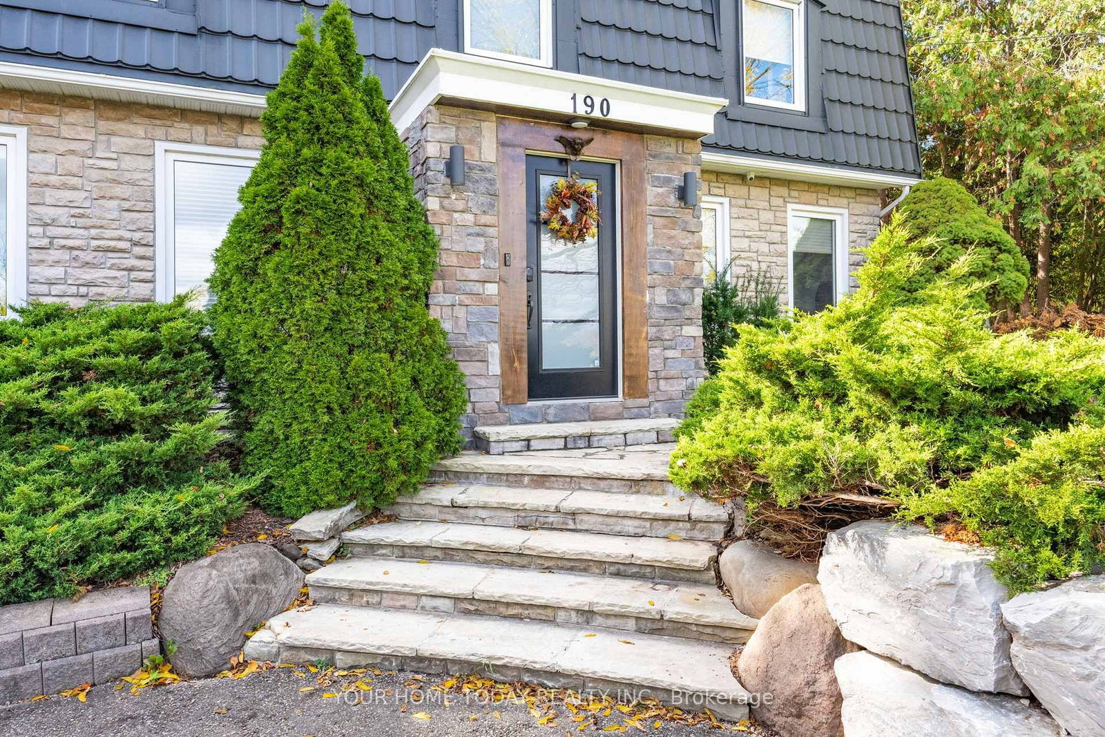 Detached House for sale at 190 Main Street, Halton Hills, Ontario, L7G 3E9 - Georgetown - MLS: W12816068