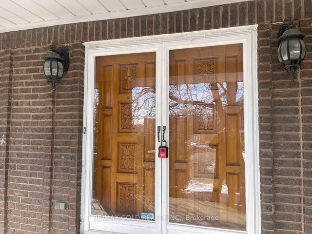 12 Kingsview Boulevard