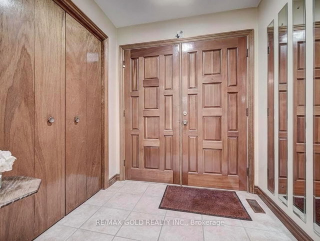 12 Kingsview Boulevard