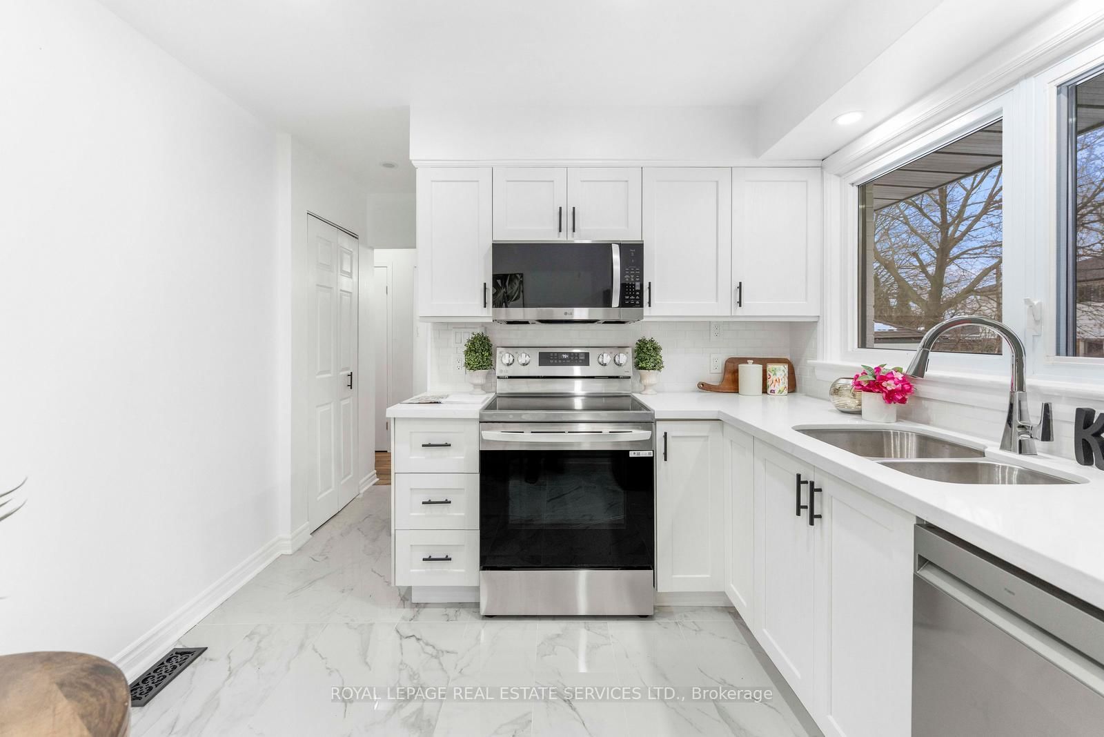 Detached House for sale at 518 Third Line, Oakville, Ontario, L6L 4A7 - West - MLS: W12817184