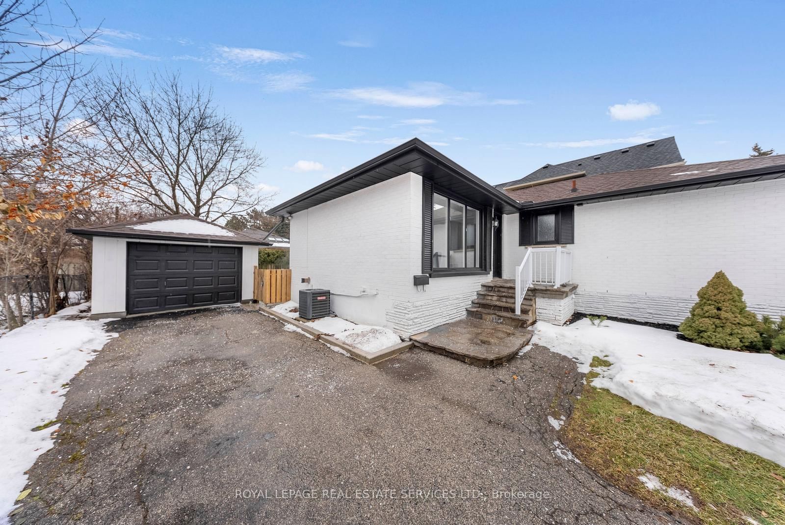 Detached House for sale at 518 Third Line, Oakville, Ontario, L6L 4A7 - West - MLS: W12817184
