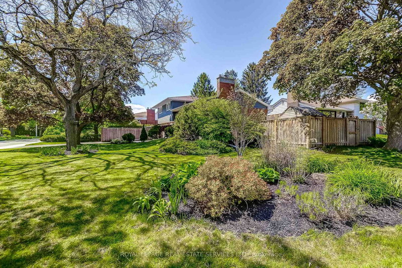 351 Strathcona Dr, Burlington, L7L 2E4 | Image 3