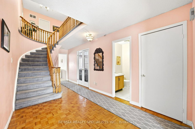 198 Vodden St W, Brampton, L6X 2V3 | Image 2