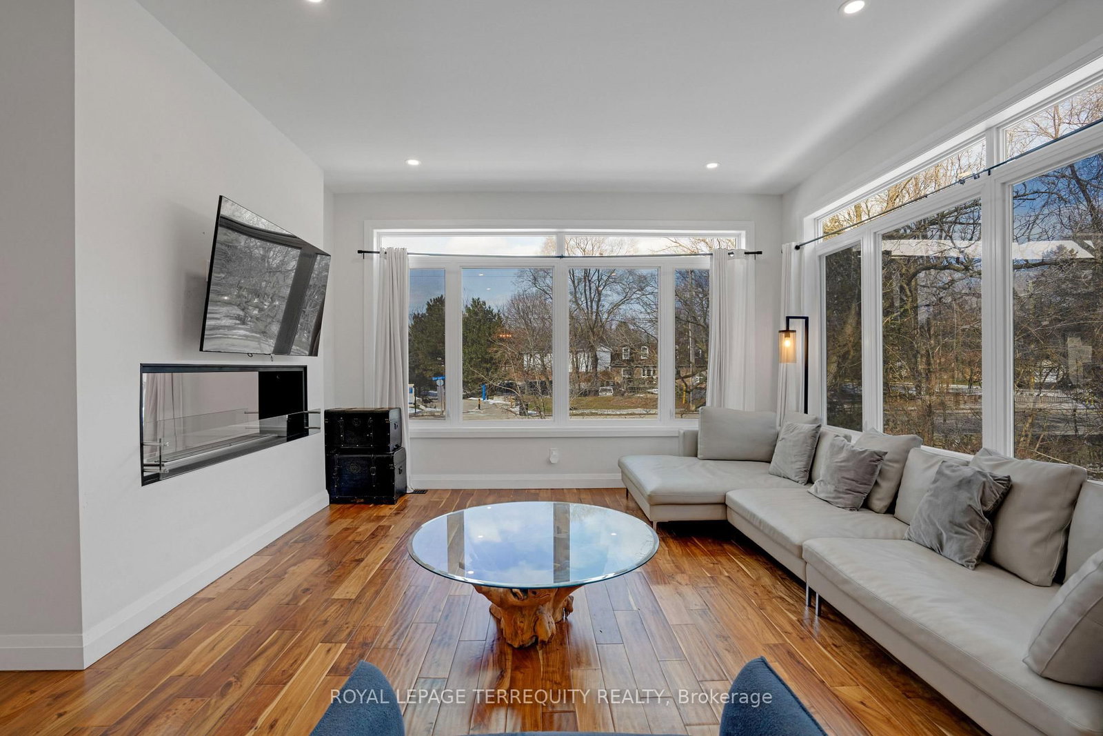 Detached House for sale at 716 North Shore Boulevard, Burlington, Ontario, L7T 1X6 - LaSalle - MLS: W12820564