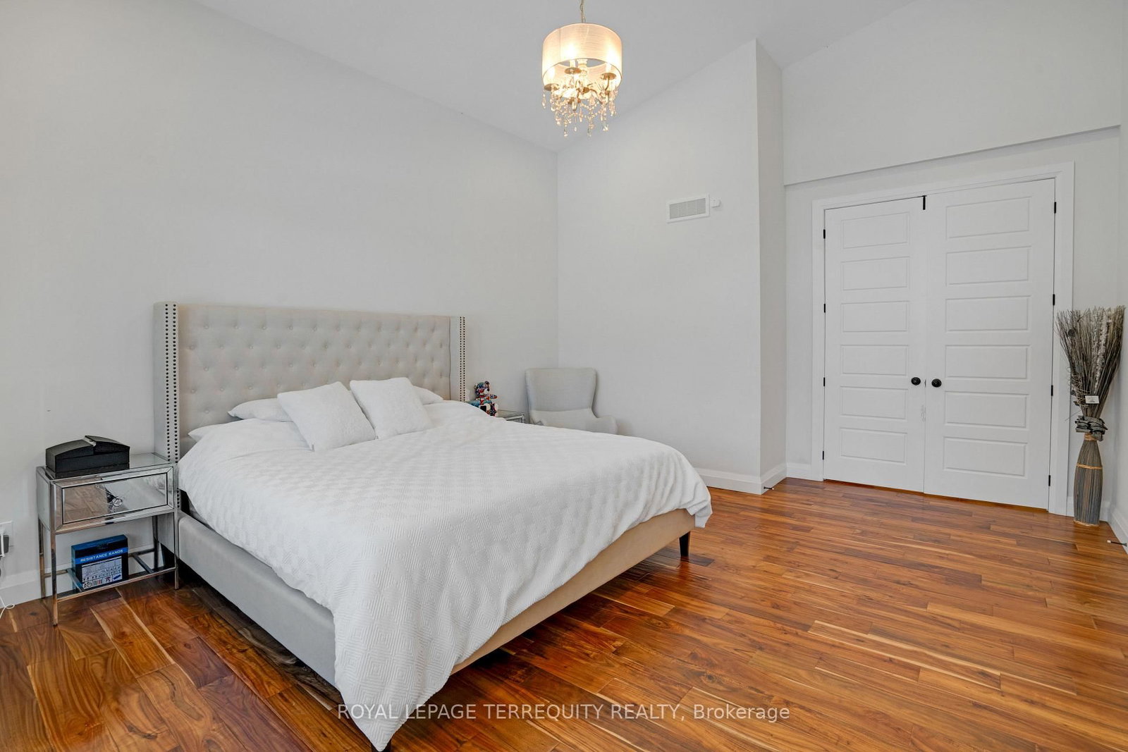 Detached House for sale at 716 North Shore Boulevard, Burlington, Ontario, L7T 1X6 - LaSalle - MLS: W12820564