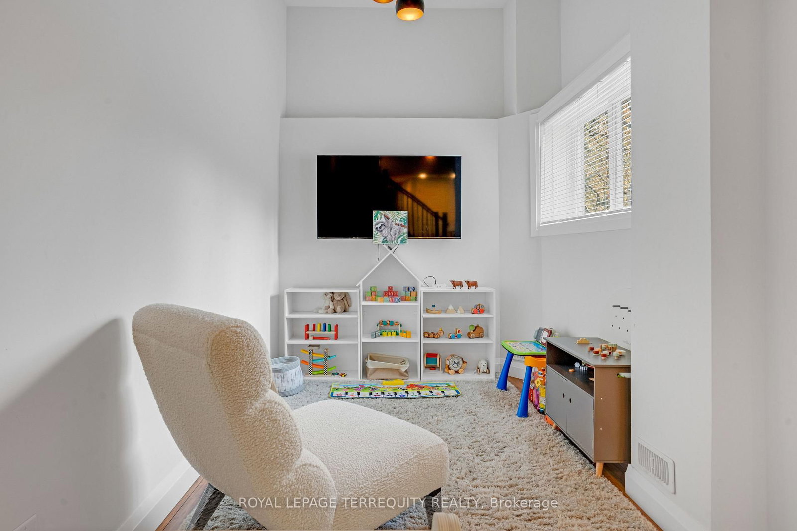 Detached House for sale at 716 North Shore Boulevard, Burlington, Ontario, L7T 1X6 - LaSalle - MLS: W12820564