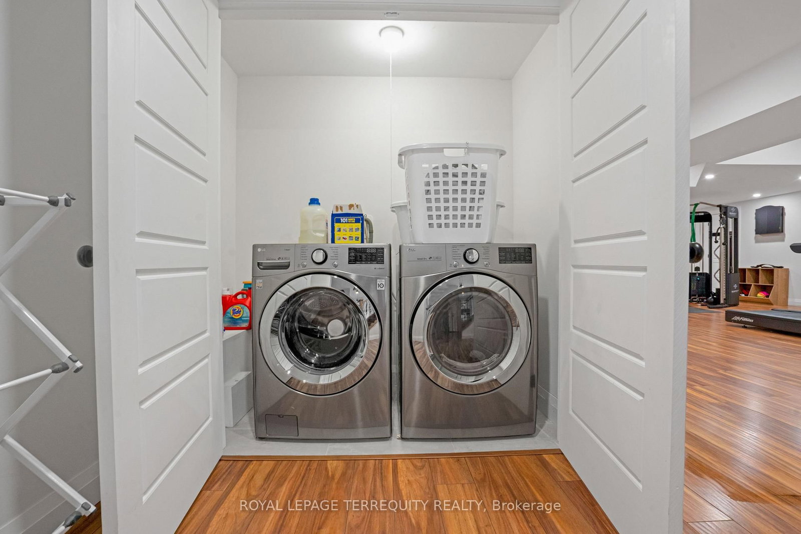 Detached House for sale at 716 North Shore Boulevard, Burlington, Ontario, L7T 1X6 - LaSalle - MLS: W12820564