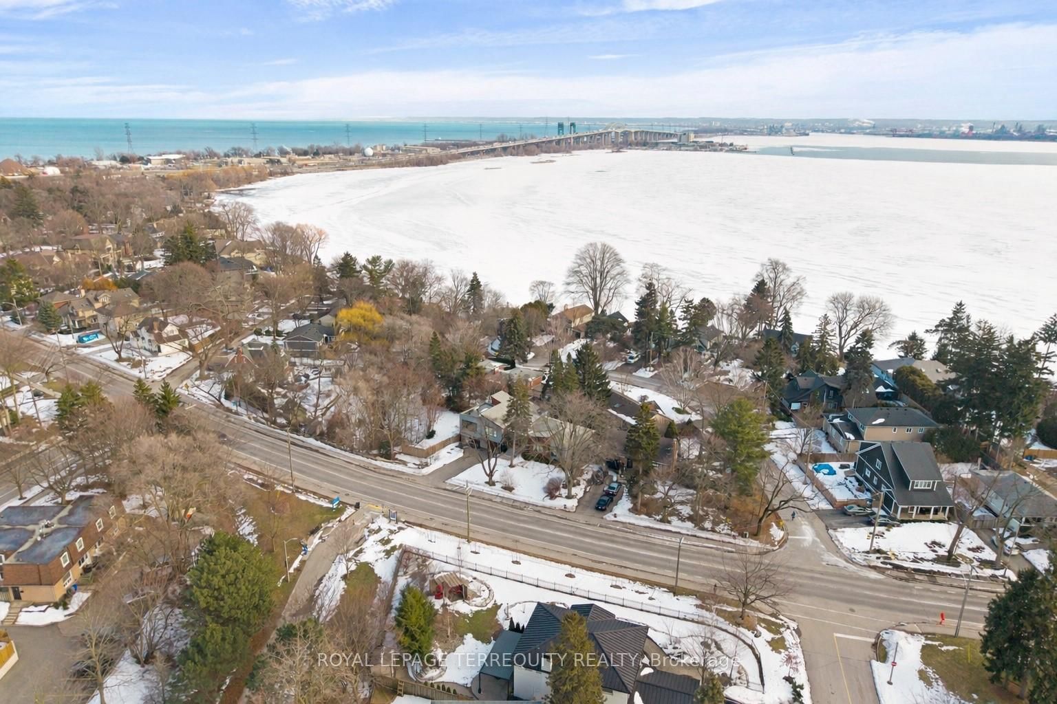 Detached House for sale at 716 North Shore Boulevard, Burlington, Ontario, L7T 1X6 - LaSalle - MLS: W12820564