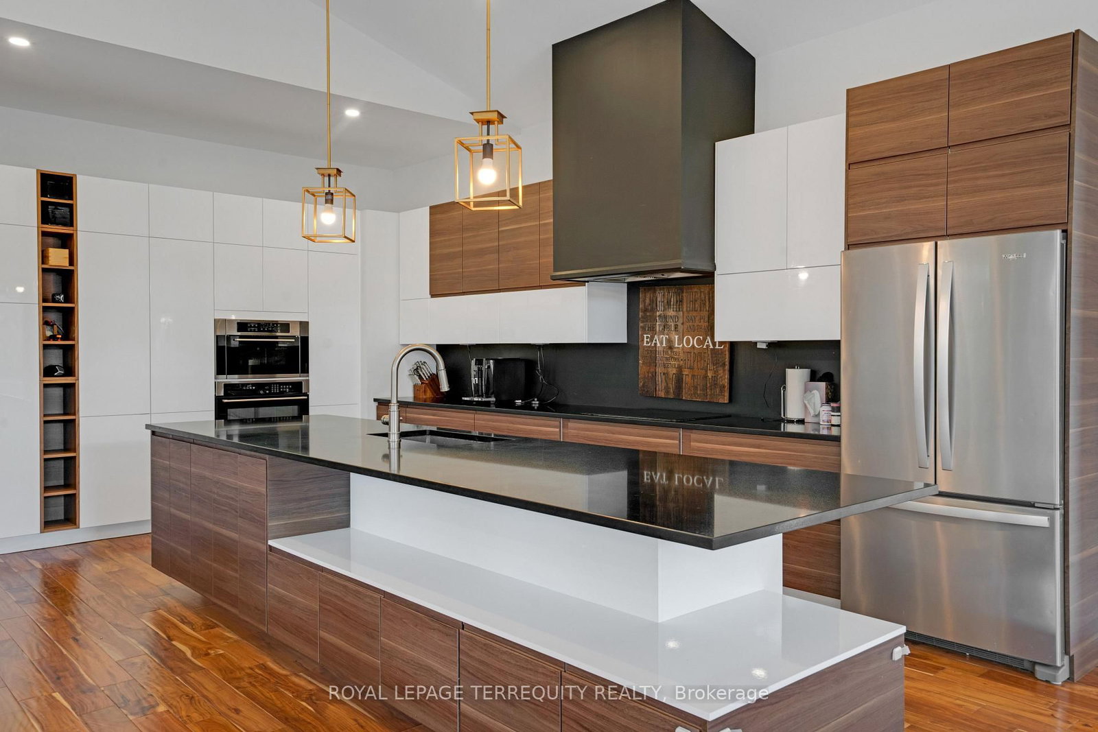 Detached House for sale at 716 North Shore Boulevard, Burlington, Ontario, L7T 1X6 - LaSalle - MLS: W12820564