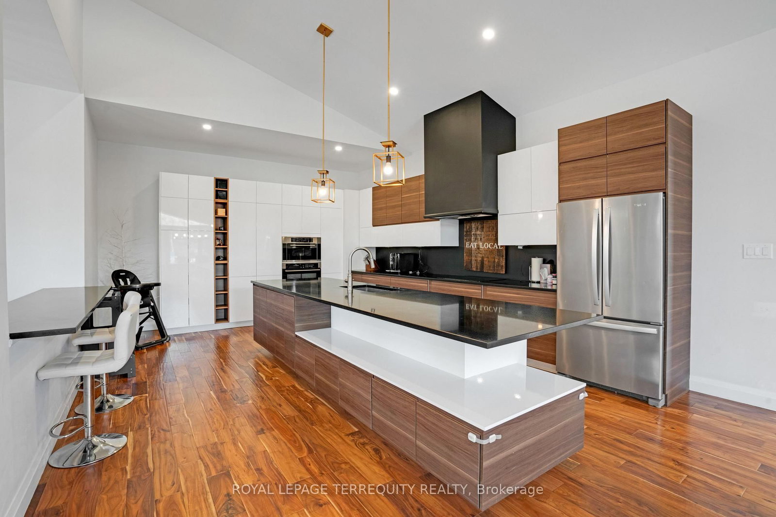 Detached House for sale at 716 North Shore Boulevard, Burlington, Ontario, L7T 1X6 - LaSalle - MLS: W12820564