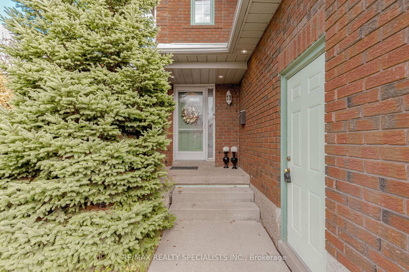 3363 Columbine Cres, Mississauga, L5N 6A8 | Image 2