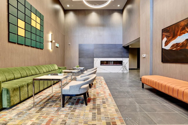 109 - 95 Dundas Street W