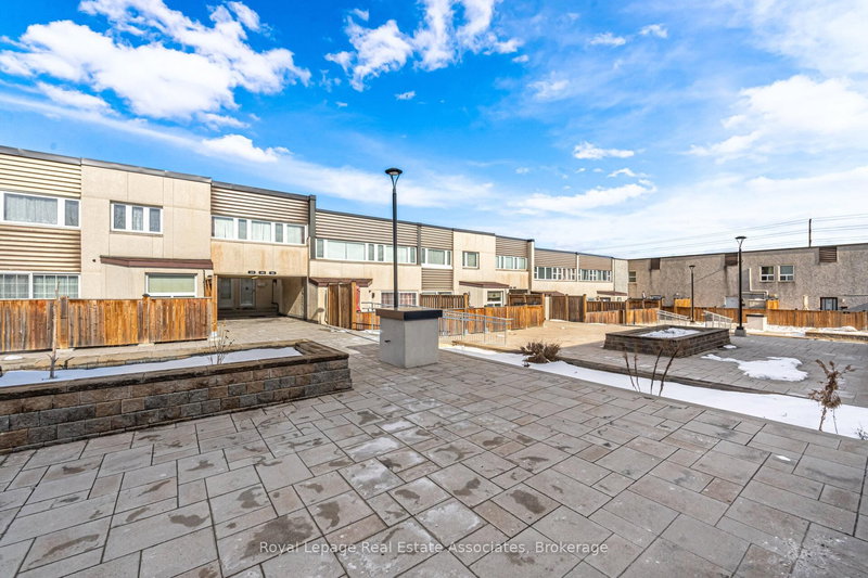 222 - 1055 Dundas St E, Mississauga, L4Y 3X6 | Image 2