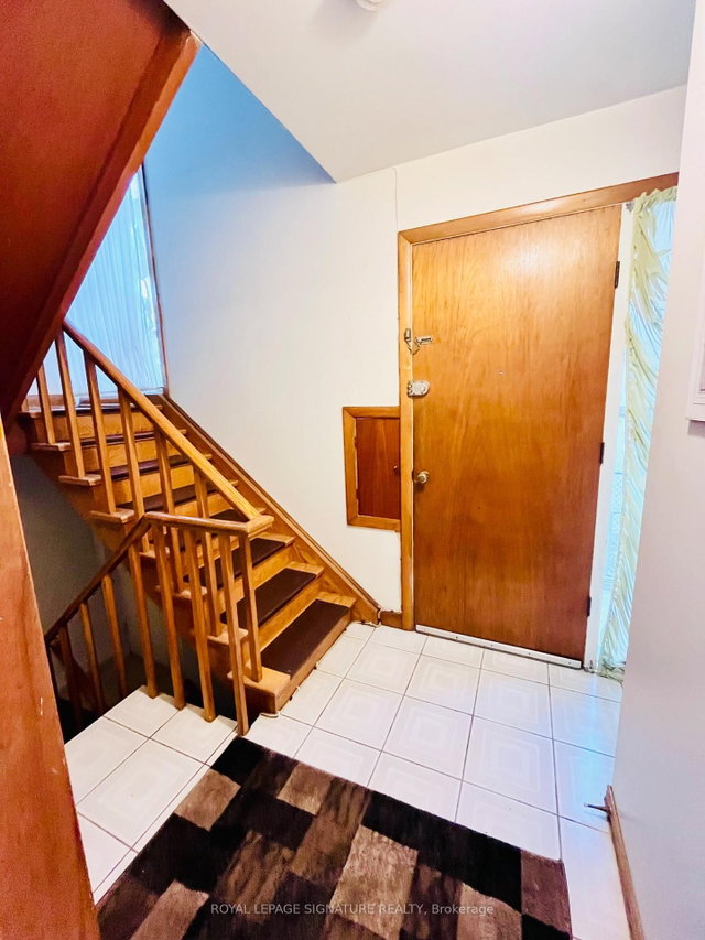 2nd floor Room1 - 214 Queenslea Avenue