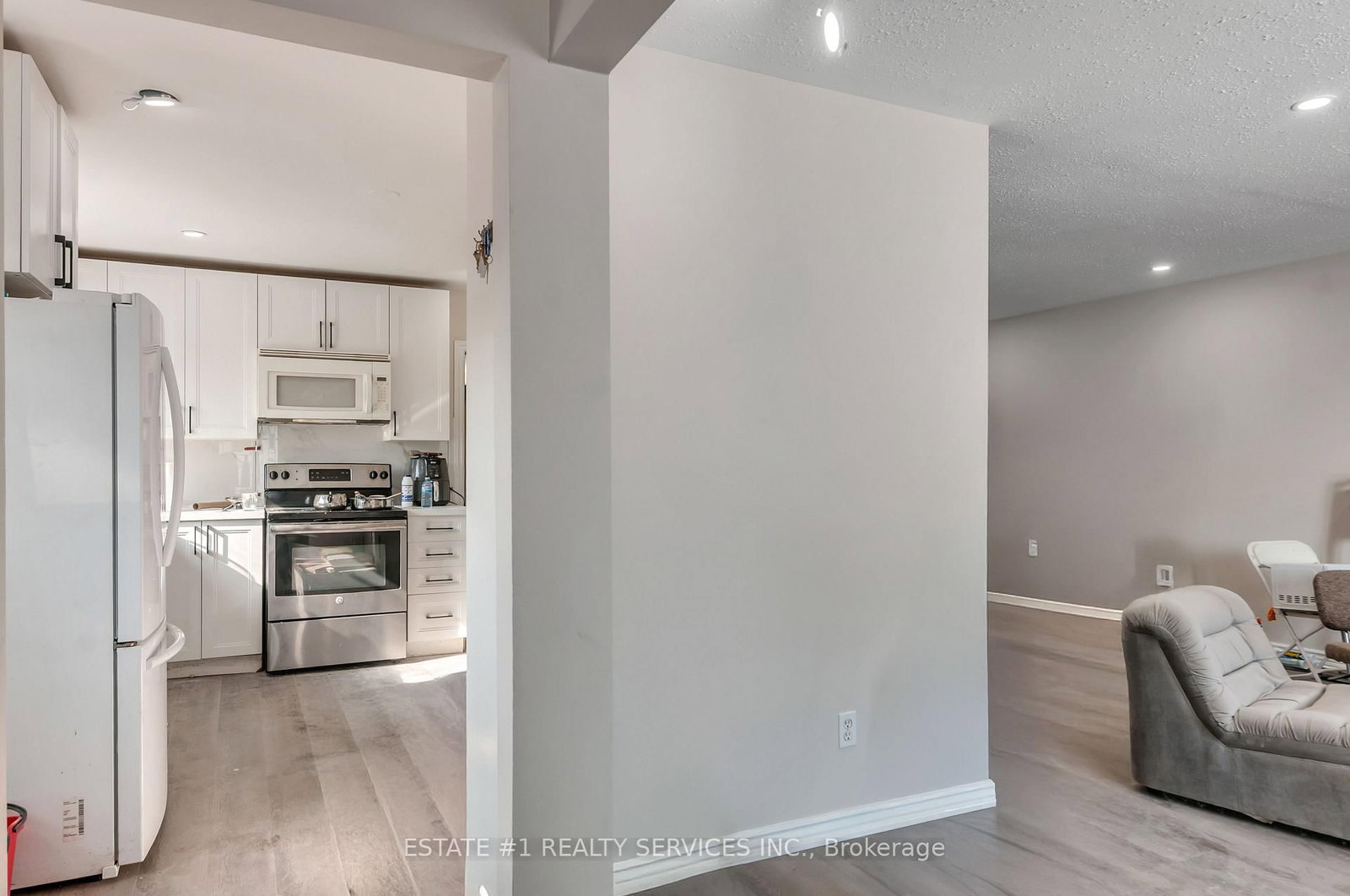 Semi-Detached House for sale at 116 Addington Crescent, Brampton, Ontario, L6T 2R5 - Avondale - MLS: W12825450