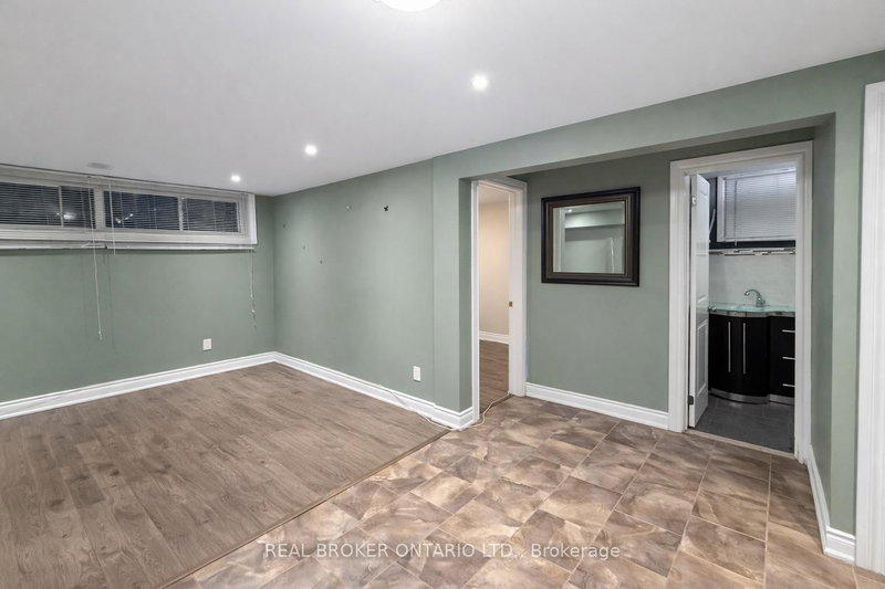 Lower 1 - 926 Flagship Dr, Mississauga, L4Y 2J4 | Image 2