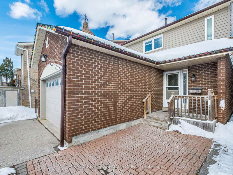 11 Foxacre Row, Brampton, L6V 3V7 | Image 3
