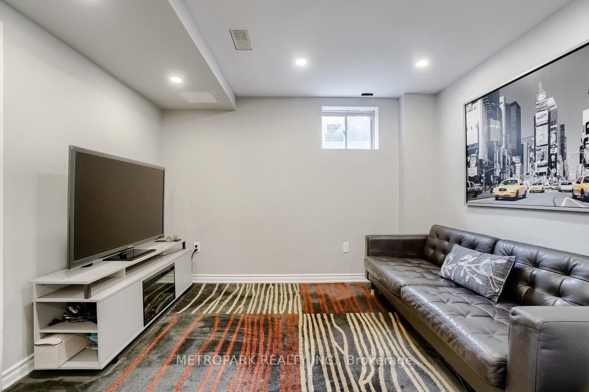 Townhouse for sale at 34 Morra Avenue, Caledon, Ontario, L7E 4K5 - Bolton East - MLS: W12826062