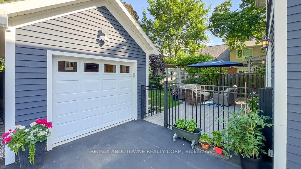 Detached House for sale at 44 Head Street, Oakville, Ontario, L6K 1L5 - Central - MLS: W12826420