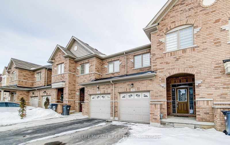 30 Davenfield Circ, Brampton, L6P 4M2 | Image 2
