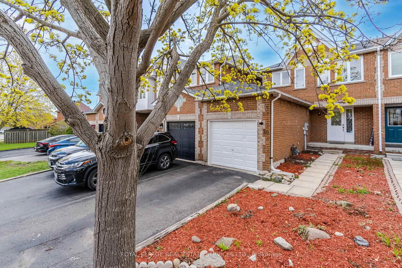 10 Mullis Cres, Brampton, L6Y 4T3 | Image 2