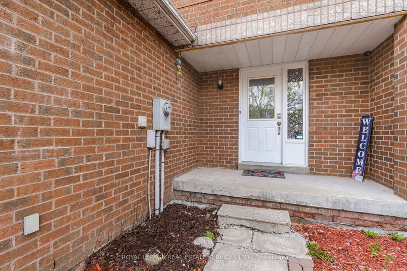 10 Mullis Cres, Brampton, L6Y 4T3 | Image 3