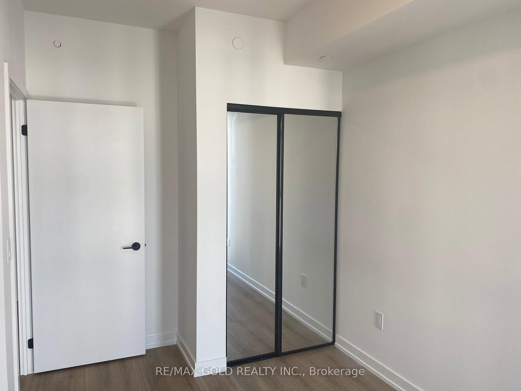 301 - 10 Lagerfeld Drive 4