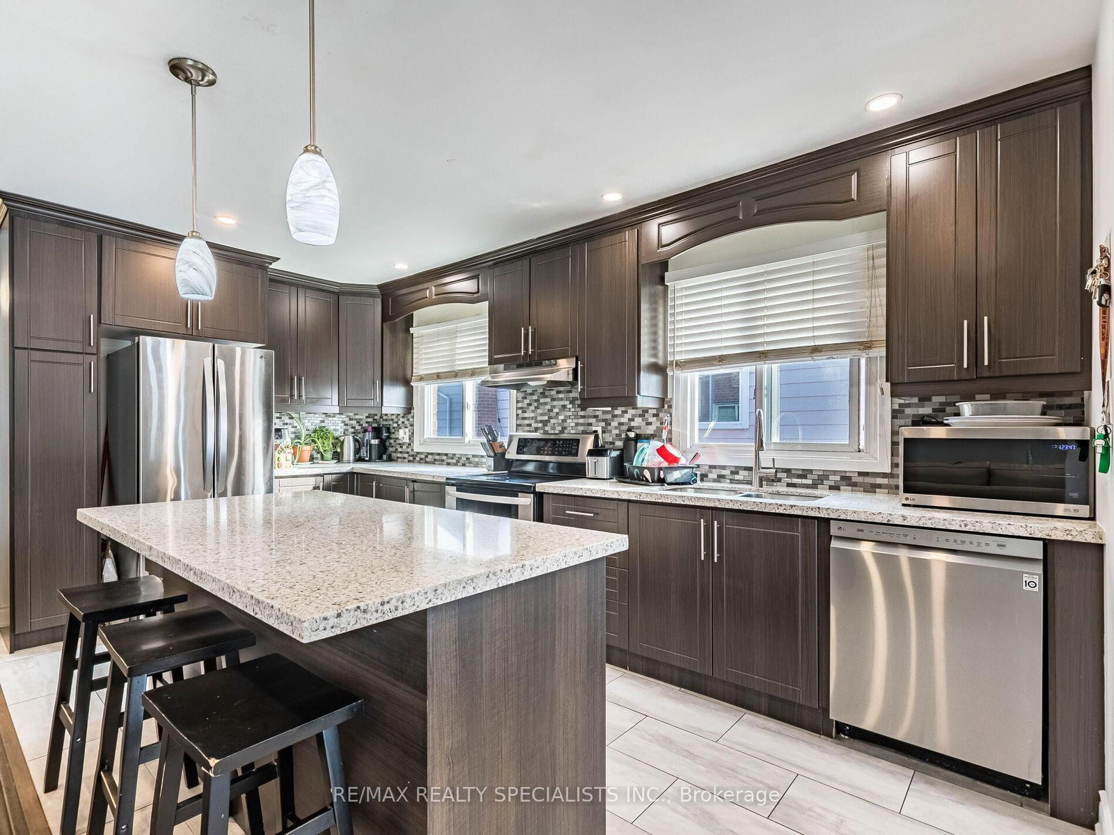 Semi-Detached House for sale at 18 Ashford Court, Brampton, Ontario, L6V 2Z1 - Brampton North - MLS: W12833166