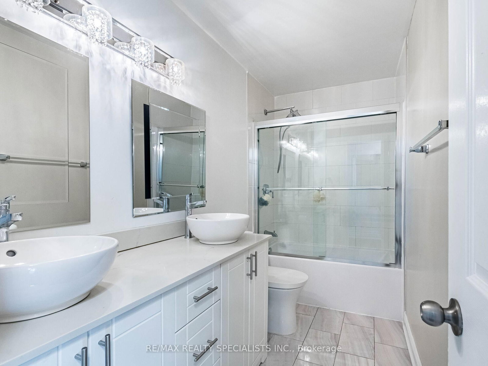 Semi-Detached House for sale at 18 Ashford Court, Brampton, Ontario, L6V 2Z1 - Brampton North - MLS: W12833166