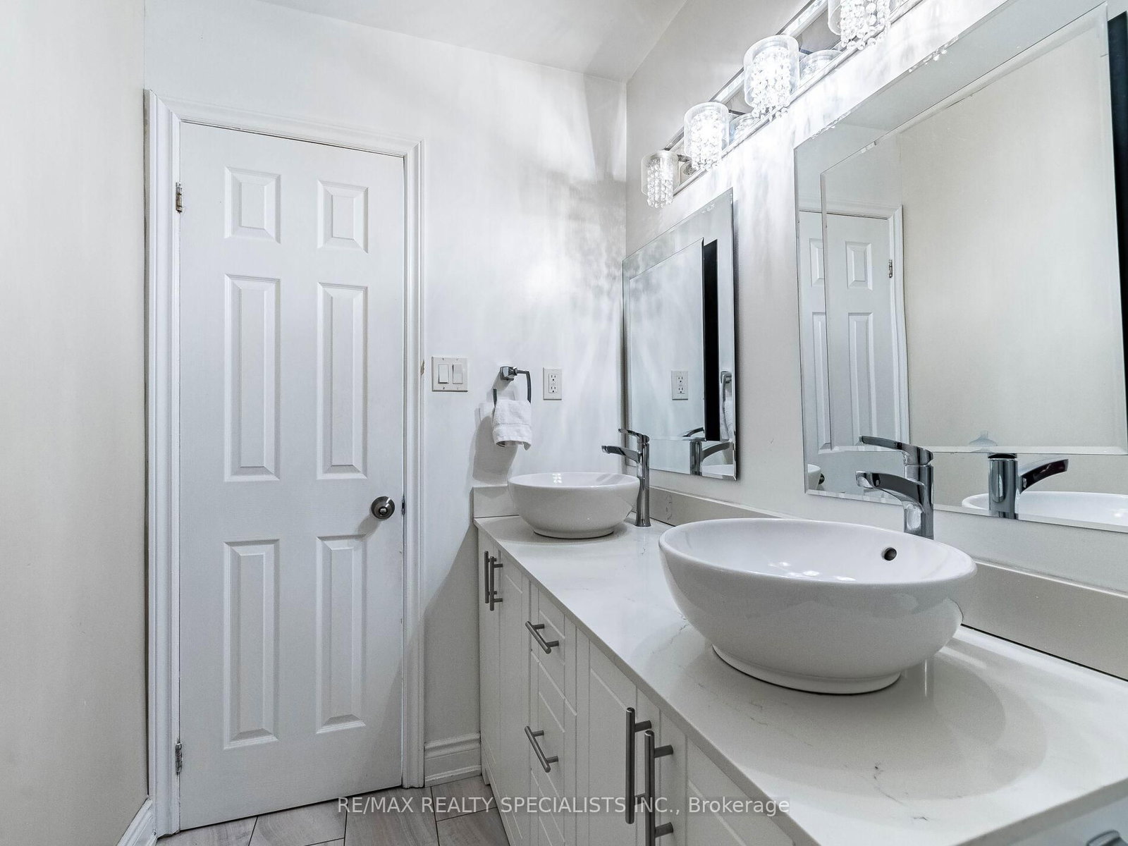 Semi-Detached House for sale at 18 Ashford Court, Brampton, Ontario, L6V 2Z1 - Brampton North - MLS: W12833166